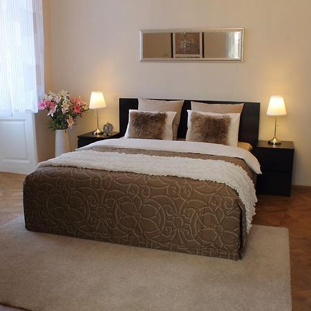 Royal Prague Apartment Celakovskeho Sady Room photo